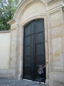 at the doors to Musee Rodin, Sara in purna ekahastasana
